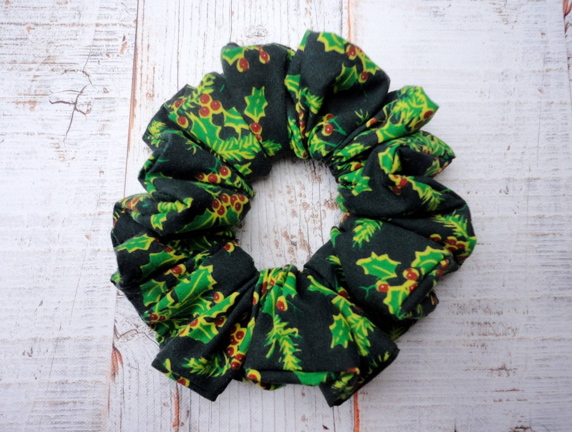 Hellgrüne Stechpalme Auf Einem Dunkelgrünen Hintergrund Christmas Scrunchie von MyMissModa