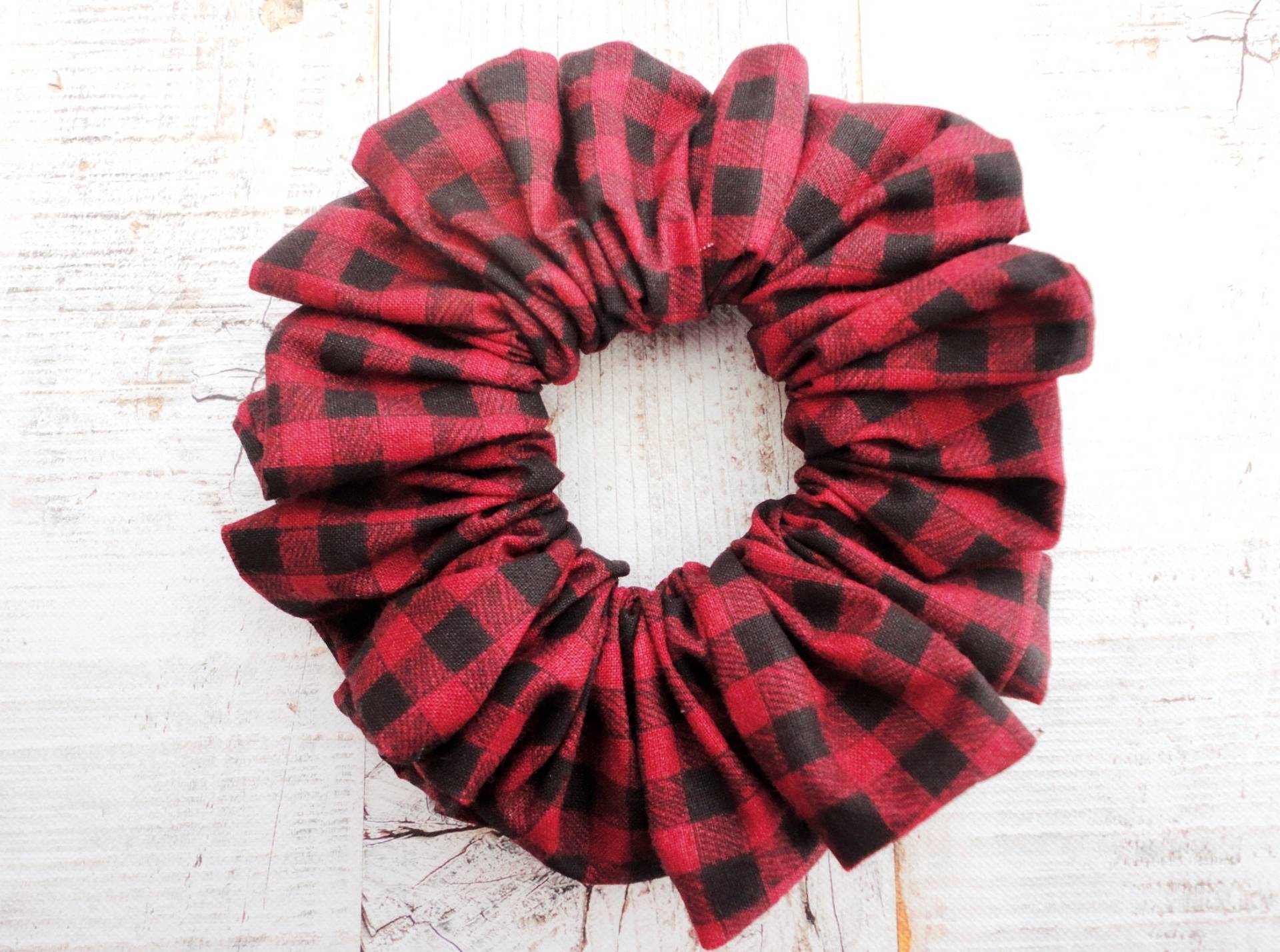 Scrunchie Mit Schachbrettmuster in Rot Und Schwarz Scrunchie Mit Schachbrettmuster in Rot Und Schwarz von MyMissModa