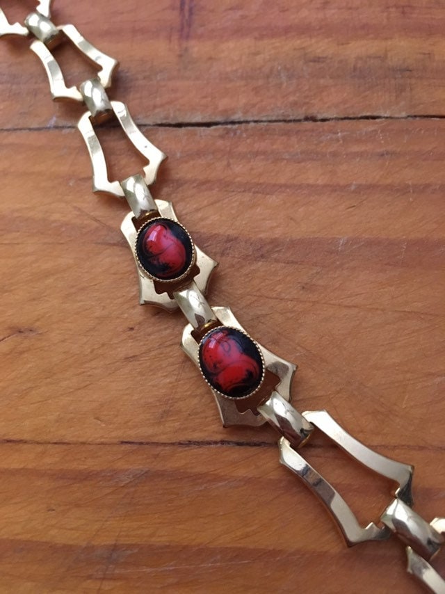1950Er Jahre Goldtone Gliederkette Armband Mit Rotem Marmor Cabochons 1950Er Jahre Goldtone Gliederkette Armband Mit Rotem Marmor Cabochons von MyMissyPetunia