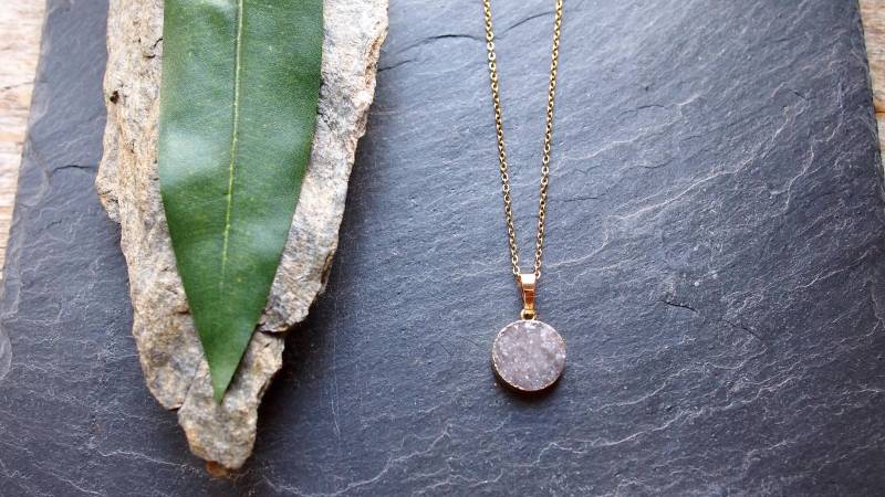 Achat Quarz Druse Kette Grau Vergoldet Achat Quarz Druse Kette Grau Vergoldet von MyMoebius