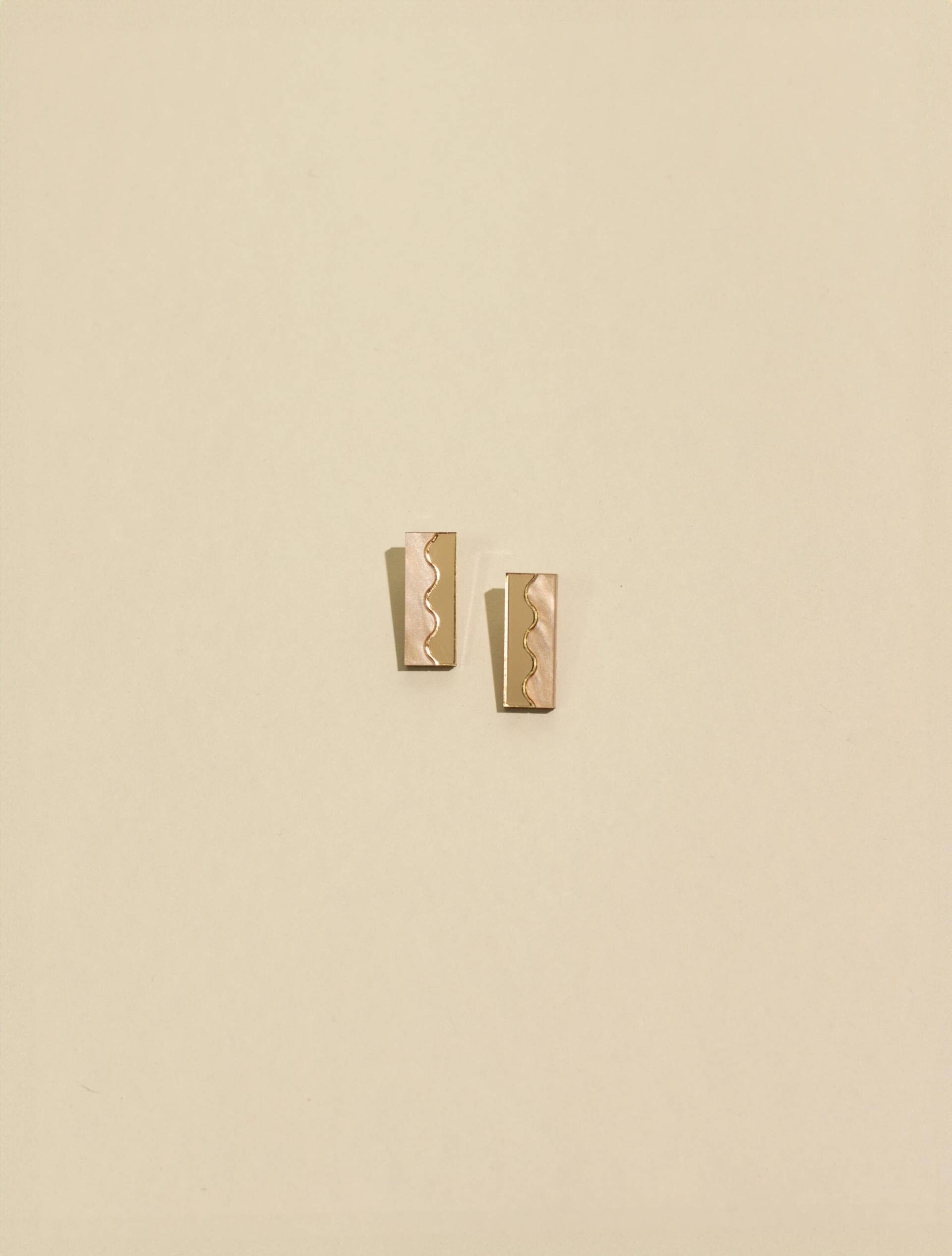 Minimalist Gold Rechteck Ohrstecker, Beige Acryl Leichte Ohrringe, Qualität Handgemachter Statement Schmuck, Einzigartiges Jeden Tag Mode-Accessoire von MyMoonSeeds