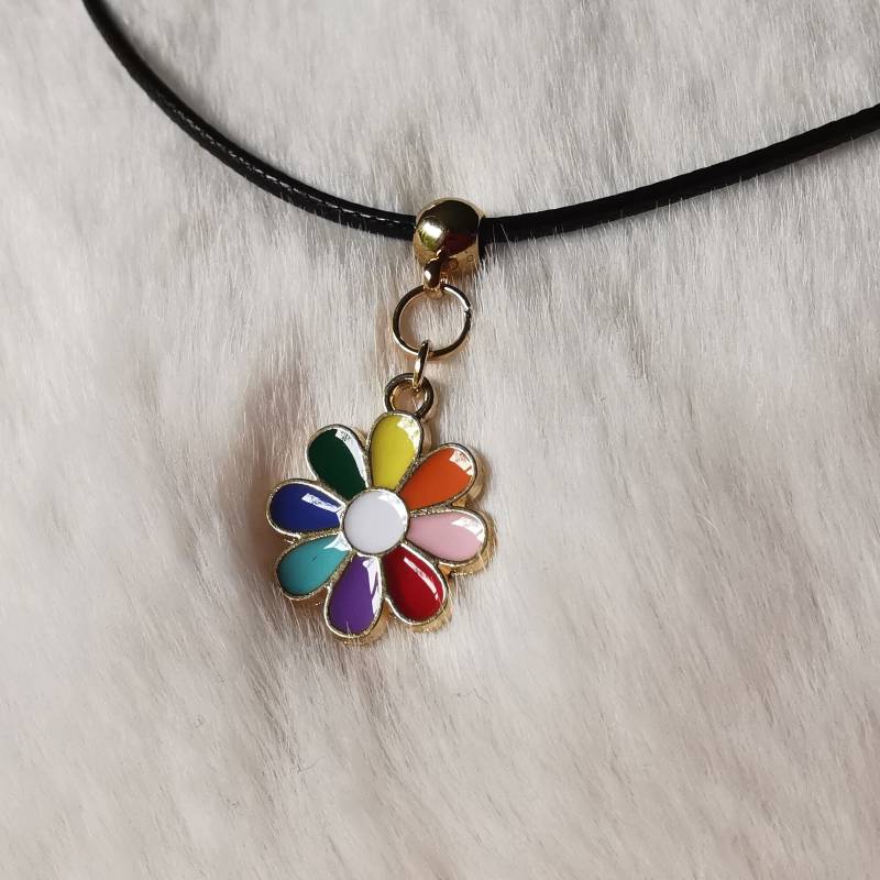 Halskette Bunte Blume/Regenbogen Blümchen Anhänger Emaille Gänseblümchen Bunt Gold Kurze Schwarze Textilkordelkette Blumenkette Halskette Bunte Blume/Regenbogen Blümchen Anhänger Emaille Gänseblümchen Bunt Gold Kurze Schwarze Textilkordelkette Blumenkette von MyMysticGarden
