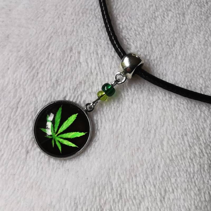 Halskette Grünes Blatt Hanf/Glas Cabochon Anhänger Kurze Schwarze Textilkordelkette Boho Style Wicca Hexe Halskette Grünes Blatt Hanf/Glas Cabochon Anhänger Kurze Schwarze Textilkordelkette Boho Style Wicca Hexe von MyMysticGarden