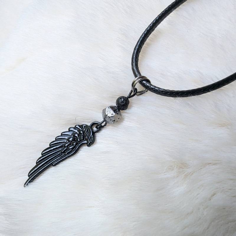 Halskette Schwarzer Flügel/Engel Teufel Dämon Lavasteinperle Vulkanstein/Kurze Schwarze Textilkordelkette Gothik Style Wicca Hexe Halskette Schwarzer Flügel/Engel Teufel Dämon Lavasteinperle Vulkanstein/Kurze Schwarze Textilkordelkette Gothik Style Wicca Hexe von MyMysticGarden