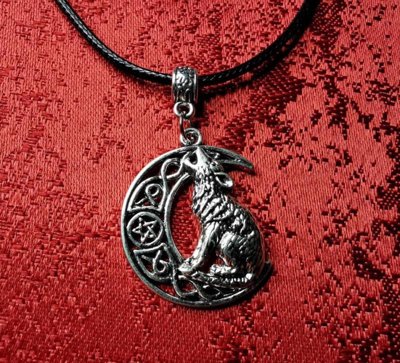 Halskette Wolf Anhänger Halbmond Keltisch Luna/Lange Schwarze Textilkordelkette Pagan Wicca Wikinger Schmuck Pentagramm Halskette Wolf Anhänger Halbmond Keltisch Luna/Lange Schwarze Textilkordelkette Pagan Wicca Wikinger Schmuck Pentagramm von MyMysticGarden