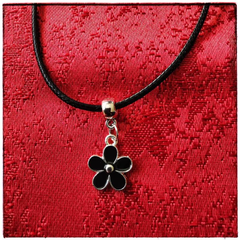 Kleine Schwarze Blume Anhänger/Blümchen Halskette Emaille Gänseblümchen Schwarz Silber Kurze Textilkordelkette Geschenkidee Kleine Schwarze Blume Anhänger/Blümchen Halskette Emaille Gänseblümchen Schwarz Silber Kurze Textilkordelkette Geschenkidee von MyMysticGarden
