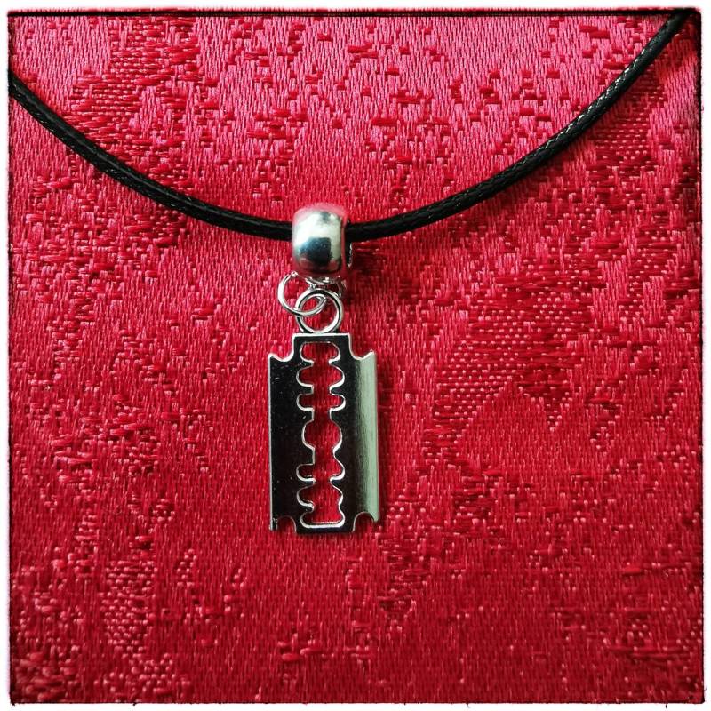 Schwarze Halskette Mit Rasierklinge/Anhänger Gothik Style Kurze Textilkordelkette Emo Punk Schwarze Halskette Mit Rasierklinge/Anhänger Gothik Style Kurze Textilkordelkette Emo Punk von MyMysticGarden
