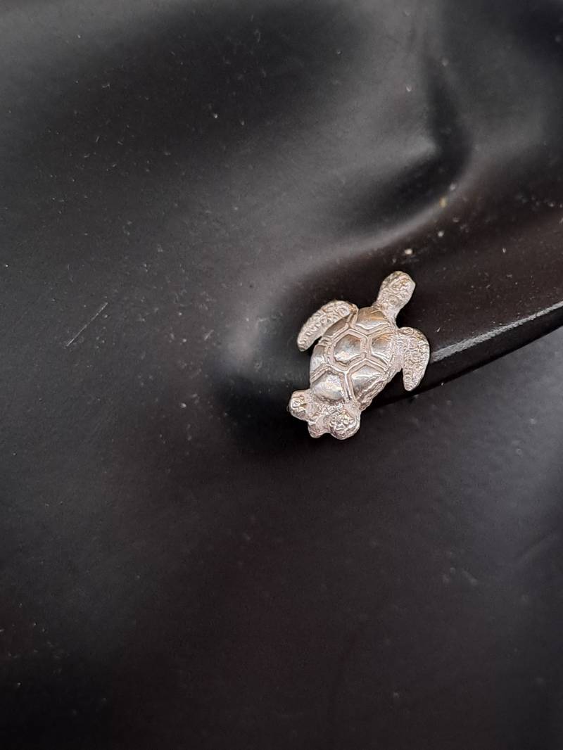Designer Ohrstecker "Schildkröte' - Handgefertigtes Schmuckstück in Der Serie „Ocean Lore" von MyNatureDesignsArt