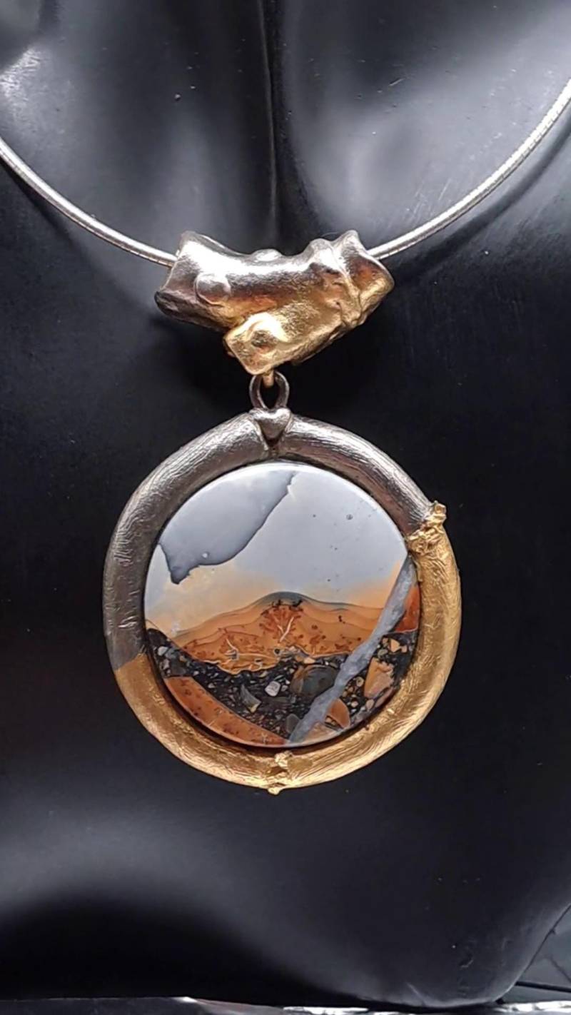 Handgefertigter Silberanhänger "Vulkan Vor Blauem Himmel", Teilweise Vergoldet - Nature's Art 107 Handgefertigter Silberanhänger "Vulkan Vor Blauem Himmel", Teilweise Vergoldet - Nature's Art 107 von MyNatureDesignsArt
