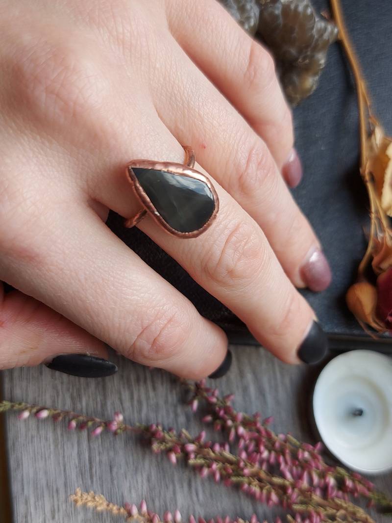 Dark Academia Ring. Teardrop Witch Protection Black Obsidian Cooper Pagan Handmade Jewelry von MyOwnWonderworld