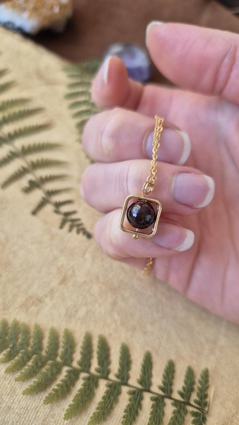 Fidget-Spinner-Halskette Mit Natürlichem Granat. Stilvolles Anti-Stress-Schmuckstück Fidget-Spinner-Halskette Mit Natürlichem Granat. Stilvolles Anti-Stress-Schmuckstück von MyOwnWonderworld