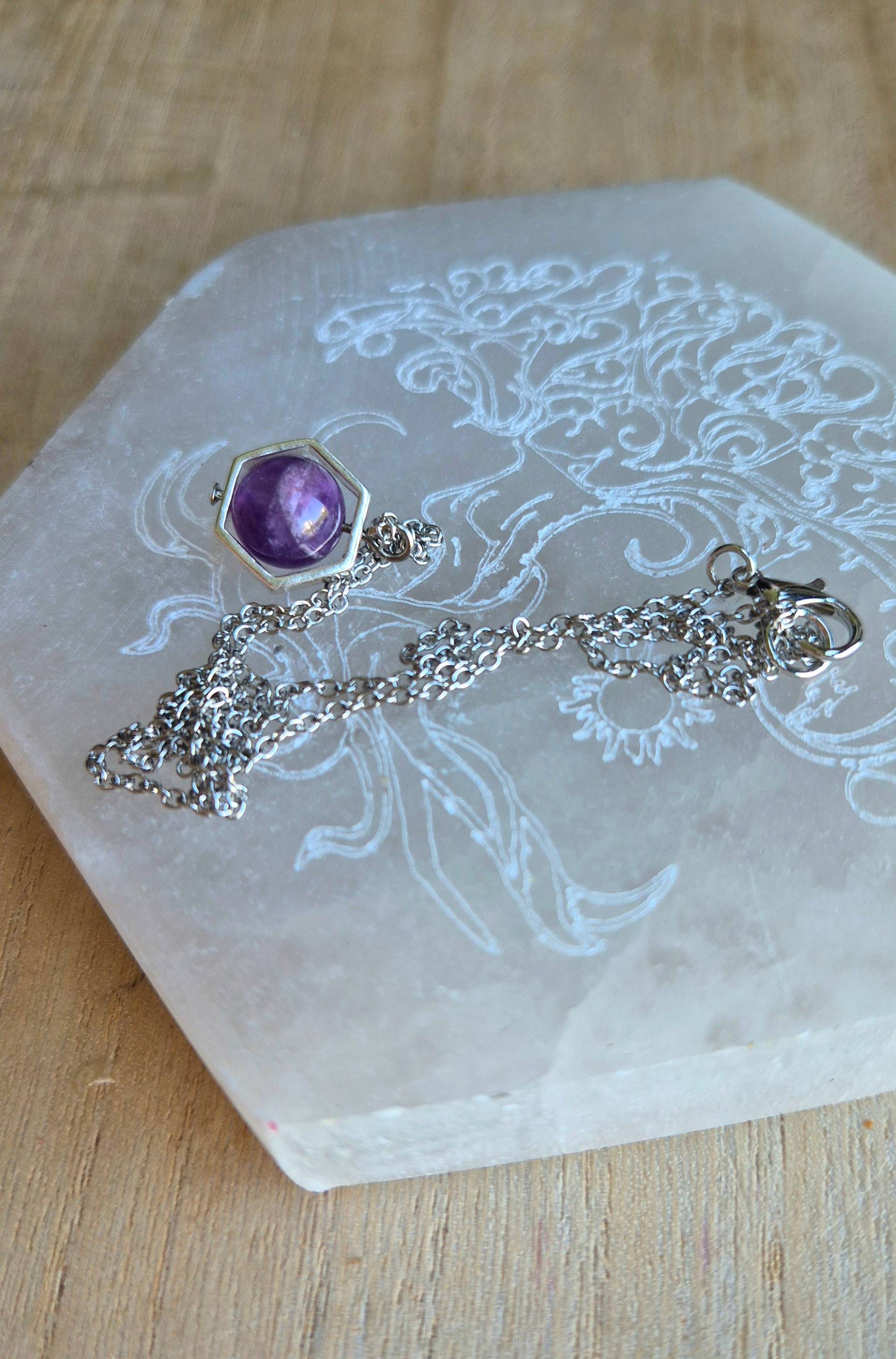 Hexagonale Amethyst-Fidget-Halskette Zur Angstlinderung - Drehender Anhänger Für Teenager, Beruhigender Spinner-Schmuck Hexagonale Amethyst-Fidget-Halskette Zur Angstlinderung - Drehender Anhänger Für Teenager, Beruhigender Spinner-Schmuck von MyOwnWonderworld