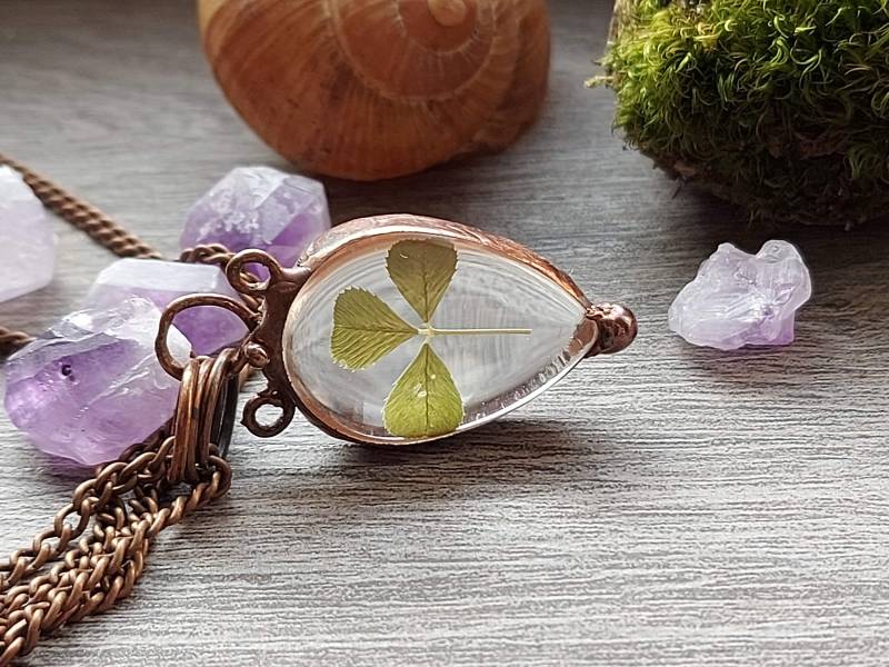 Real Clover Leaf Necklace. St Patrick's Day Gift. Dried Flower Pendant. Irish Style Pressed Jewelry Real Clover Leaf Necklace. St Patrick's Day Gift. Dried Flower Pendant. Irish Style Pressed Jewelry von MyOwnWonderworld