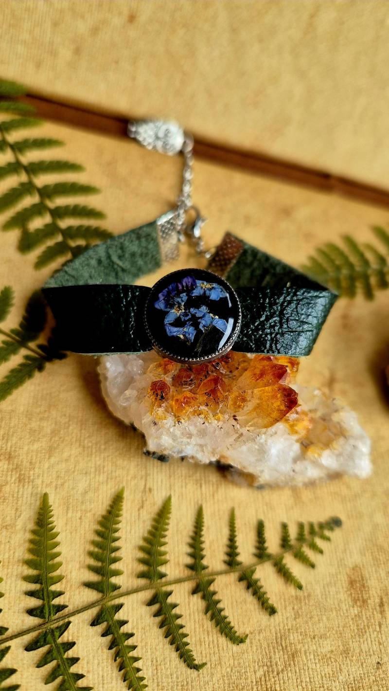 Vergissmeinnicht-Armband Aus Leder Mit Echten Gepressten Blumen - Naturschmuck Waldhexen-Armreif von MyOwnWonderworld