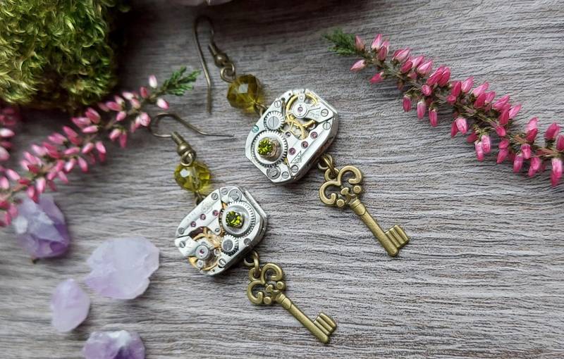 steampunk Watch Part Upcycled Earrings For Cosplay. Clockwork Jewelry With Vintage Gears. Gift & Cyberpunk Fans steampunk Watch Part Upcycled Earrings For Cosplay. Clockwork Jewelry With Vintage Gears. Gift & Cyberpunk Fans von MyOwnWonderworld