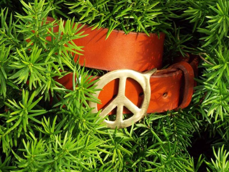 Handgefertigter Leder Gürtel in Kastanienbraun Mit Messing Peace Zeichen Schnalle von MyPeaceBelt