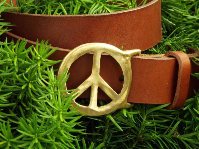 Handgefertigter Whisky Leder Gürtel Mit Peace Zeichen Schnalle Aus Messing von MyPeaceBelt