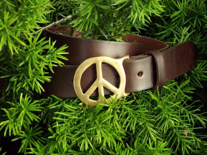 Handgemachte Dunkelbraune Leder Gürtel Mit Peace Zeichen Schnalle Aus Messing von MyPeaceBelt