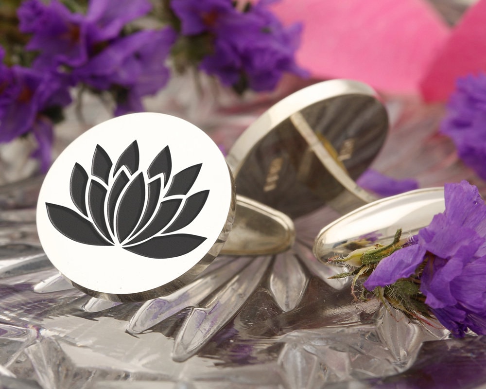 Lotus D2 Silberne Manschettenknöpfe, Hochzeitsgeschenk Für Den Bräutigam Oder Trauzeugen, Lasergraviert Und Handgefertigt Im Vereinigten Königreich von MyPersonalJewellery