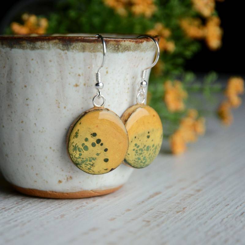 Handgemachte Holzohrringe Grün & Gelb Boho Chic, Sterlingsilber von MyPieceOfWood