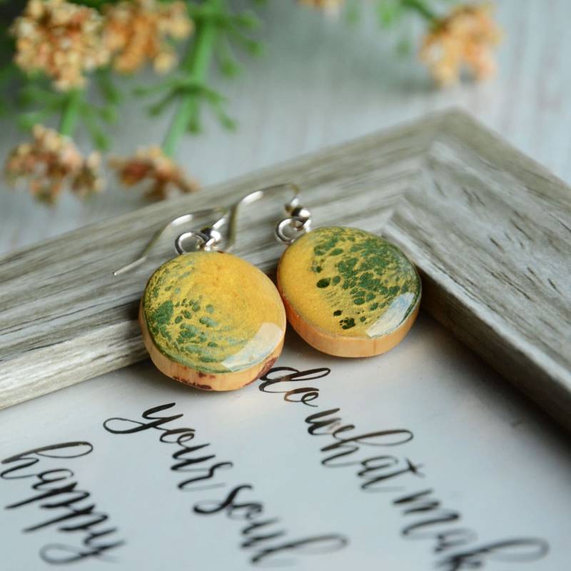 Handbemalte Grüne Und Gelbe Holzohrringe Mit Sterlingsilber-Ohrhaken, Einzigartige Leichte Ohrhänger Für Den Alltag von MyPieceOfWood