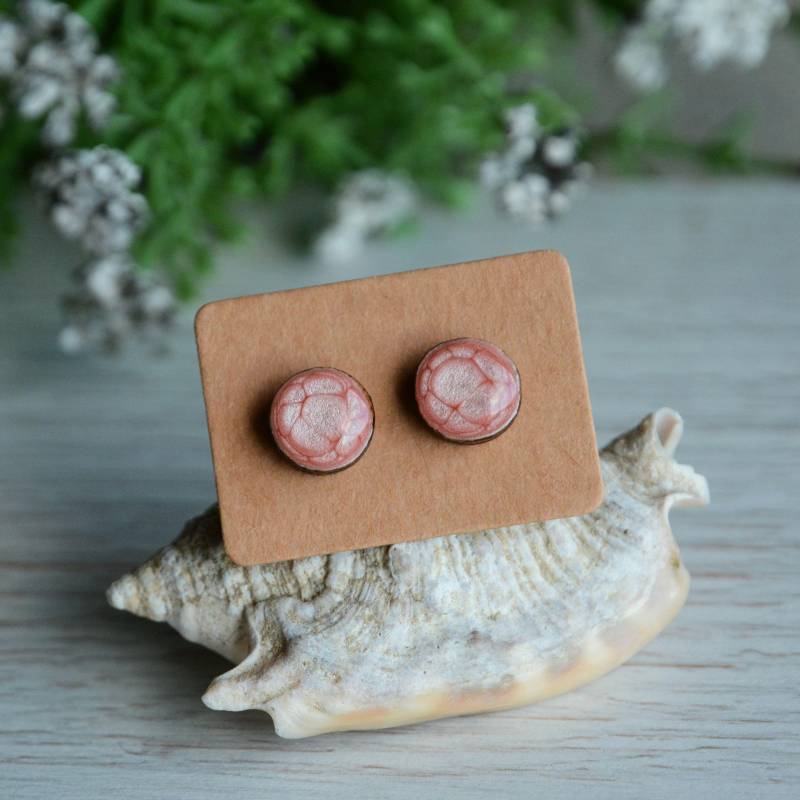 Hellrosa Ohrstecker, 10 Mm Holzohrstecker, Handgemalter Schmuck Aus Holz Und Silber von MyPieceOfWood