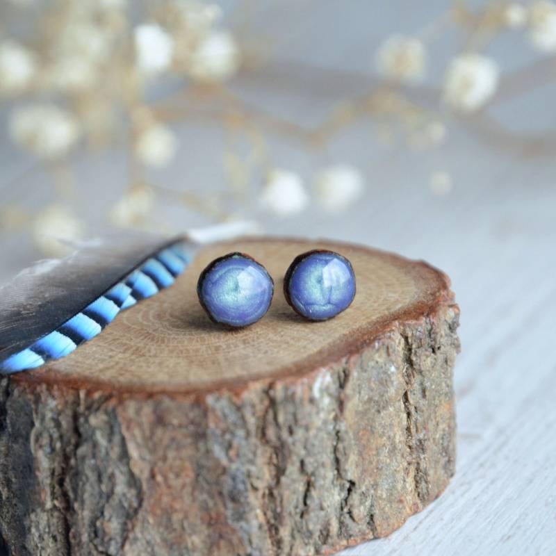Kleine Blaue Ohrstecker, Handbemalter Holz Ohrstecker Mit Sterling Silber Stiften, Schmuck in Blautönen von MyPieceOfWood