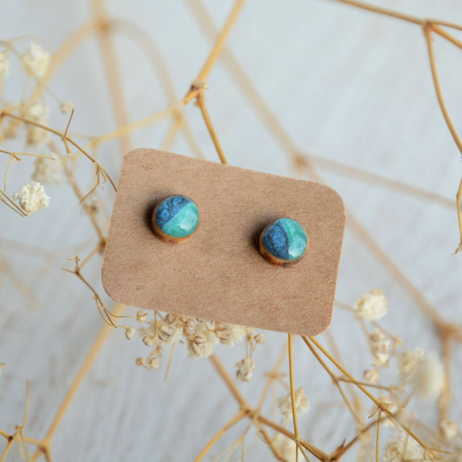 Kleine Türkis Blaue Ohrstecker, Kleine Holzohrstecker, Handbemalte Ohrringe in Holzschmuckschatulle von MyPieceOfWood