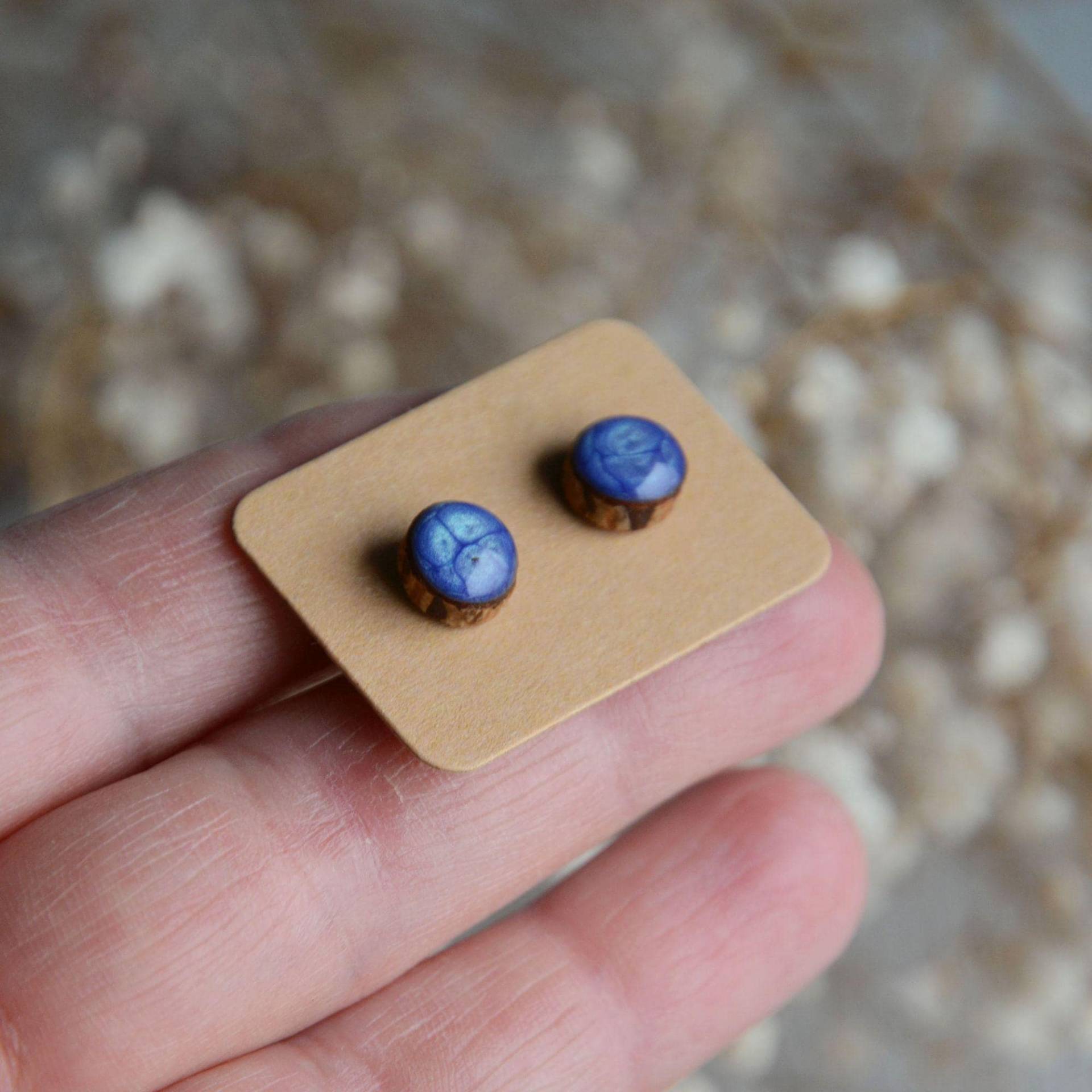 Natürliche Holzohrringe, Blaue Handbemalte Ohrstecker, Baumscheibe Upcycled Schmuck, Handgemachter Blauer Schmuck in Geschenkbox von MyPieceOfWood