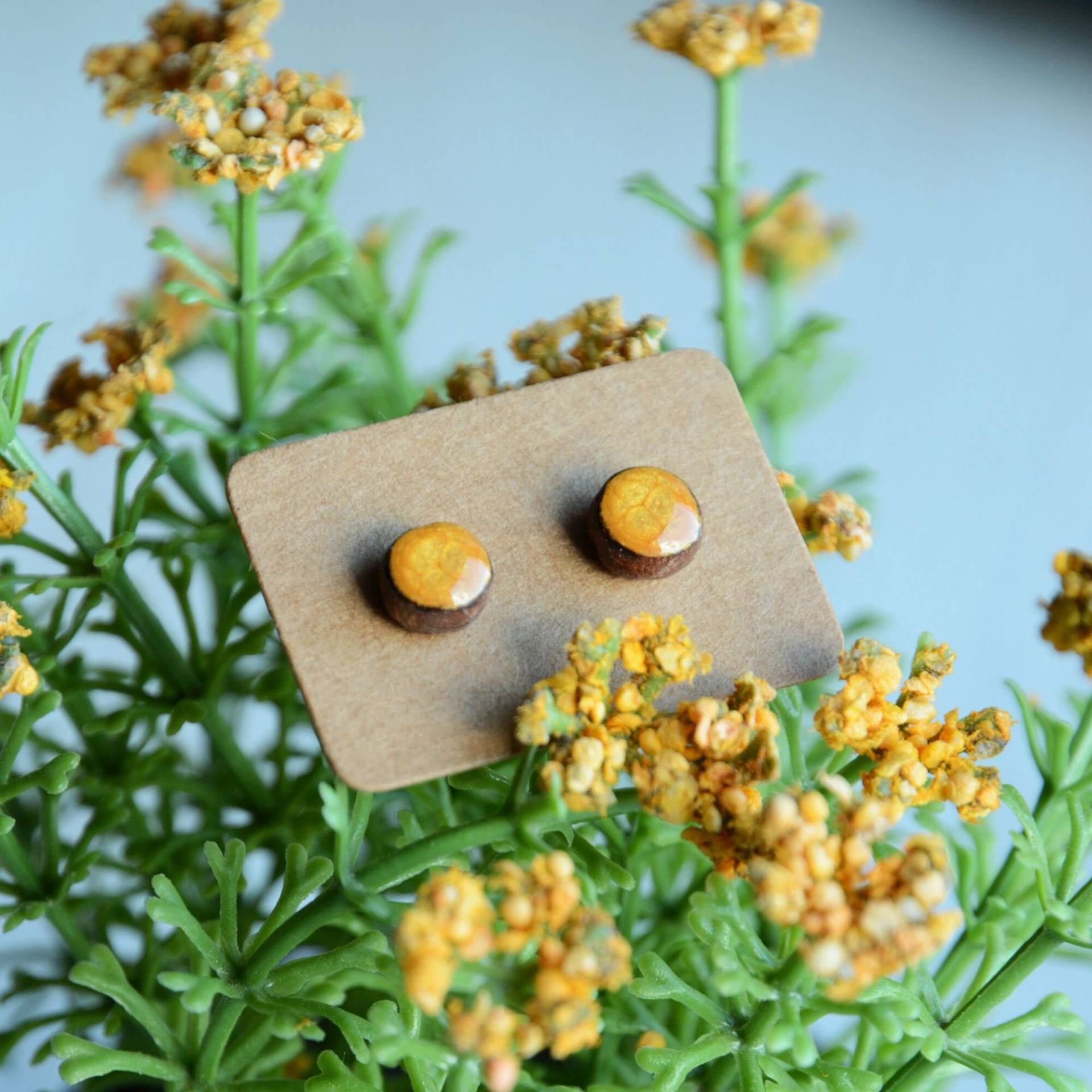 Senffarbene Ohrstecker, Runde Gelbgoldohrstecker, Fischschuppenohrringe Aus Altholz, Handbemalter Schmuck von MyPieceOfWood