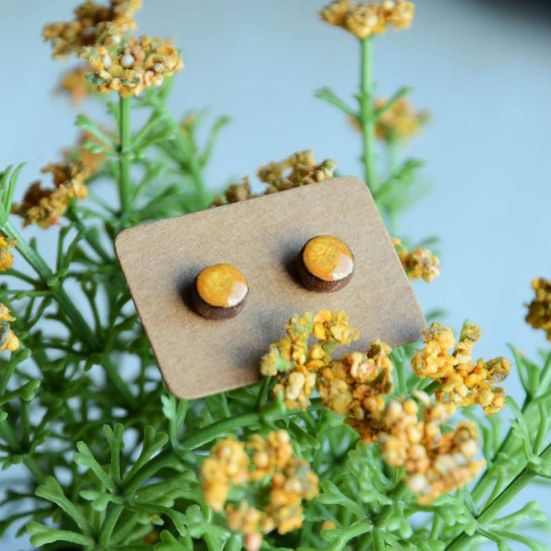 Senffarbene Ohrstecker, Runde Gelbgoldohrstecker, Fischschuppenohrringe Aus Altholz, Handbemalter Schmuck von MyPieceOfWood