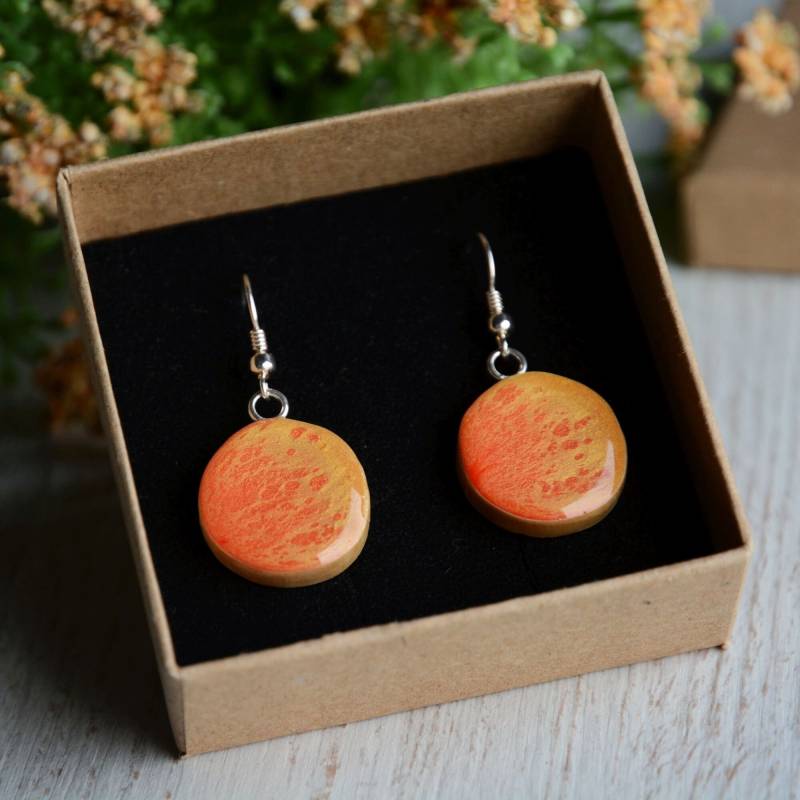 Warme Farben Baumeln Ohrringe, Hand Bemalt Rot Gelb Schmuck Aus Holz Und Sterling Silber, Rote Haare Mädchen Accessoires von MyPieceOfWood