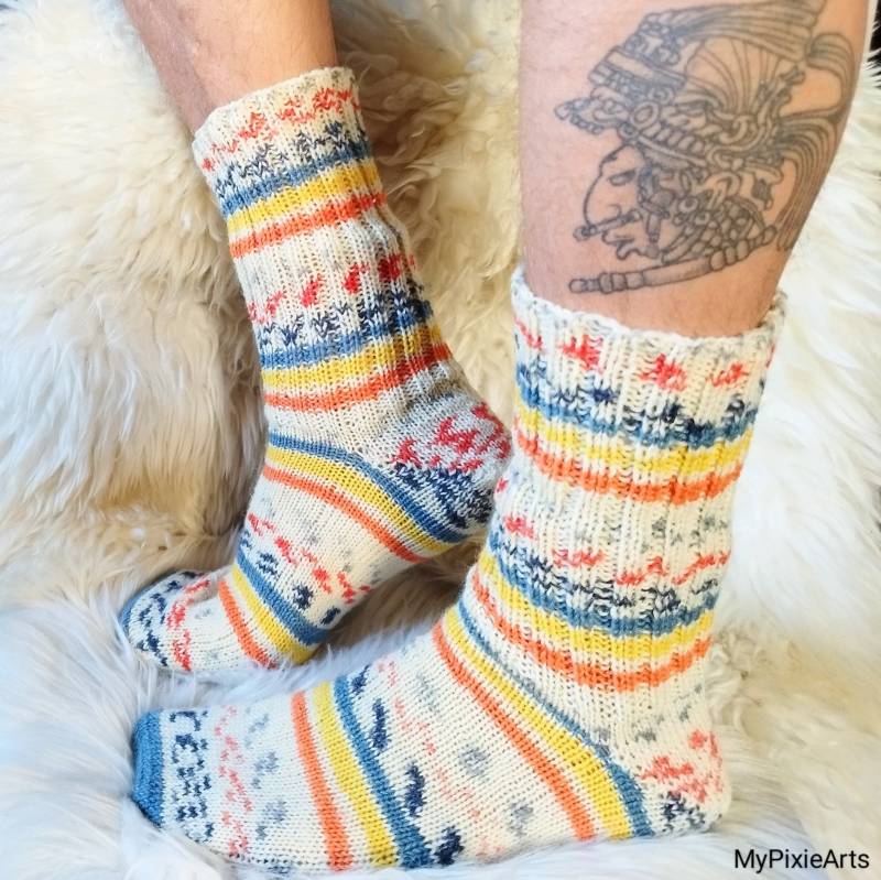 Handgestrickte Bunte Wollsocken Gr. 42/43, Toe-Up Socks Ohne Zehennaht Aus 4Fach Garn, Männersocken in Trendigen Farben, Perfekter Passform von MyPixieArts