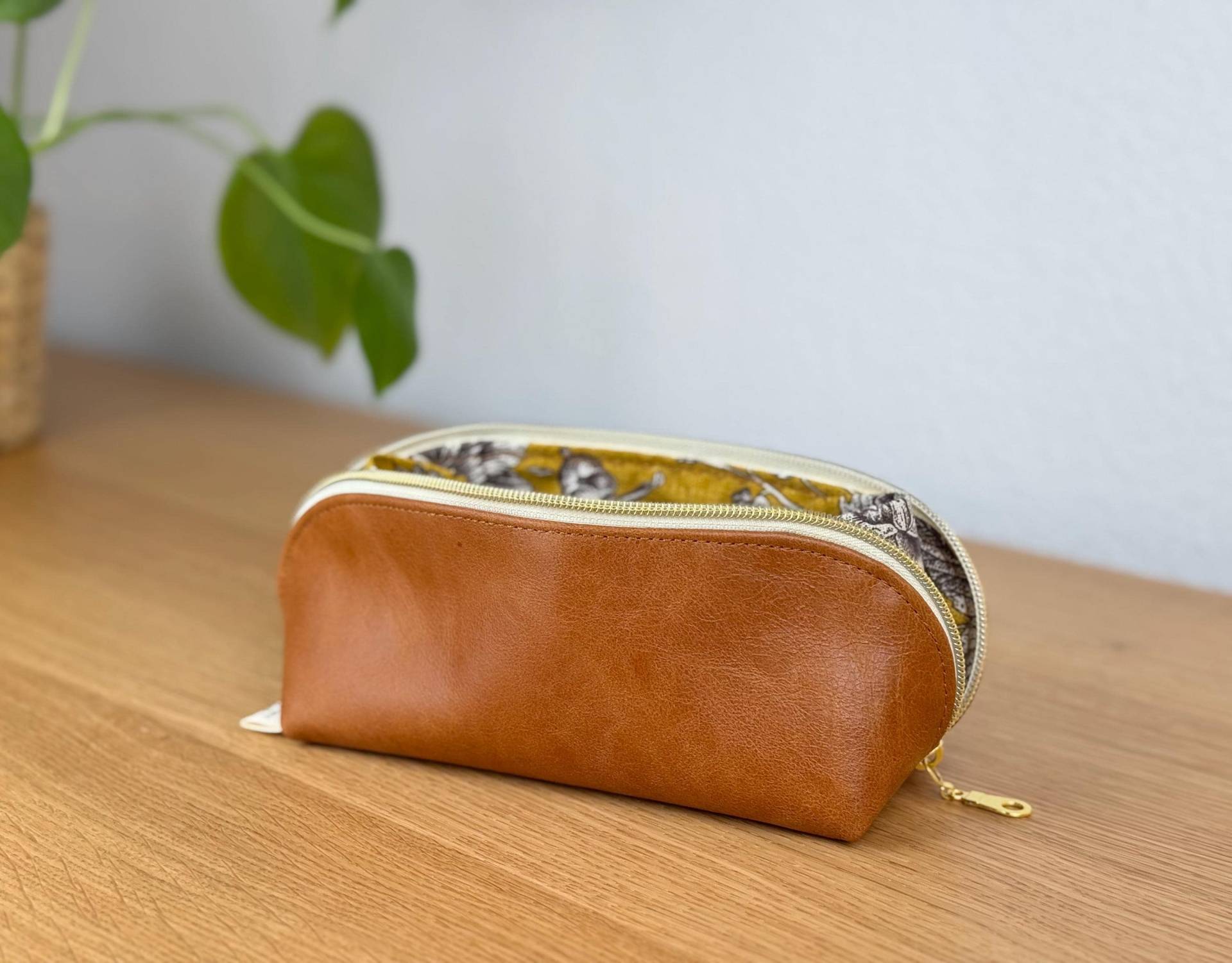 Handgefertigtes Lederetui 23 cm X 9 cm Aus Braunem Echtleder, Kosmetiktäschchen, Federmäppchen Handgefertigtes Lederetui 23 cm X 9 cm Aus Braunem Echtleder, Kosmetiktäschchen, Federmäppchen von MyPrettyLuck