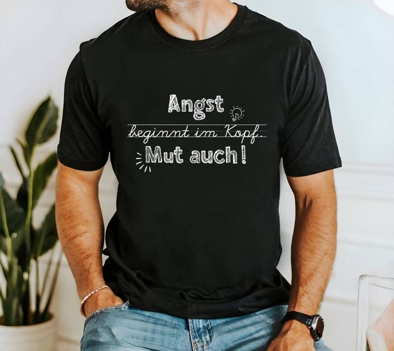 T-Shirt Angst Beginnt Im Kopf. Mut Auch Growth Mindset Geschenk An Lehrer; Affirmationen Schulkinder; Dankeschön Lehrer von MyPrintedGifts