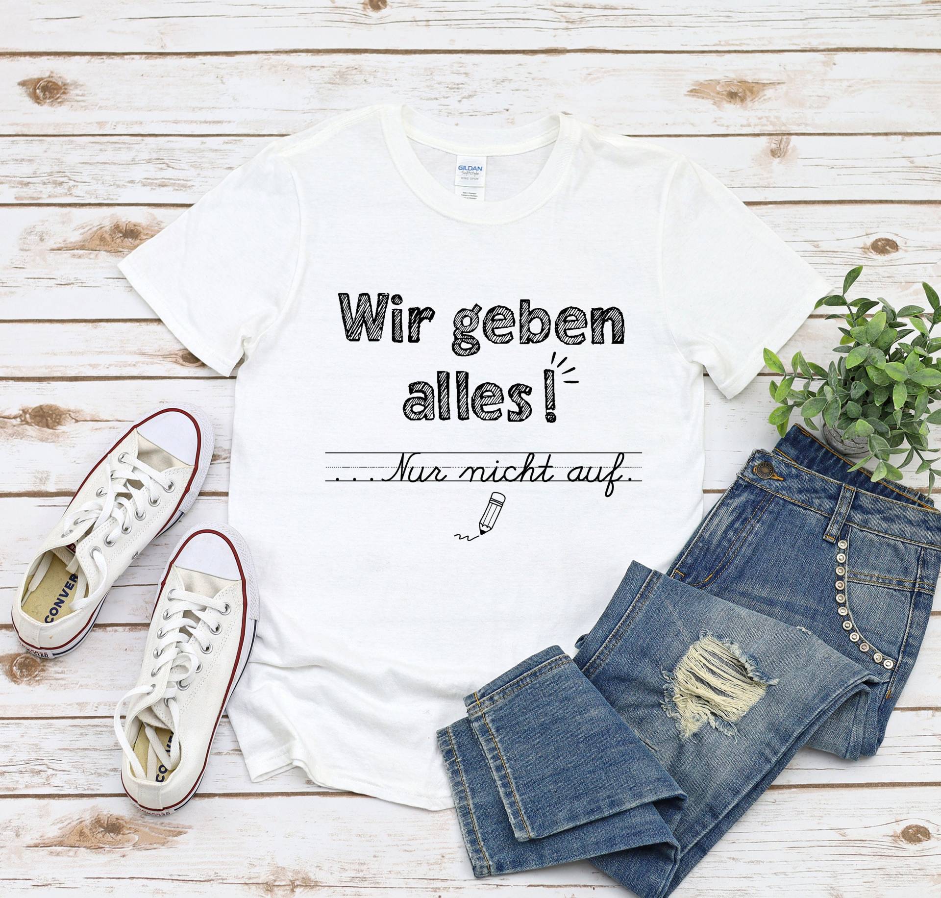T-Shirt Wir Geben Alles, Nur Nicht Auf. Growth Mindset Dankeschön Geschenk An Lehrer; Schülermotivation; Klassenlehrer T-Shirt Wir Geben Alles, Nur Nicht Auf. Growth Mindset Dankeschön Geschenk An Lehrer; Schülermotivation; Klassenlehrer von MyPrintedGifts