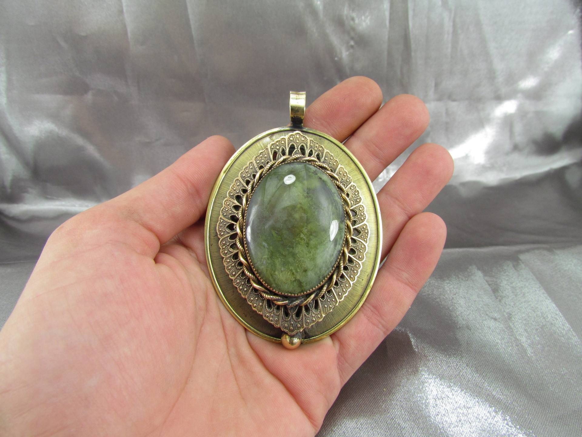 Jugendstil-Achat-Anhänger Aus Goldenem Messing Jugendstil-Achat-Anhänger Aus Goldenem Messing von MyProvence