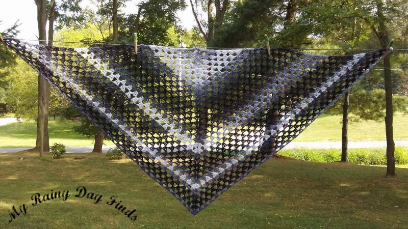 Mondscheingrauer Damenschal Mondscheingrauer Damenschal von MyRainyDayFinds