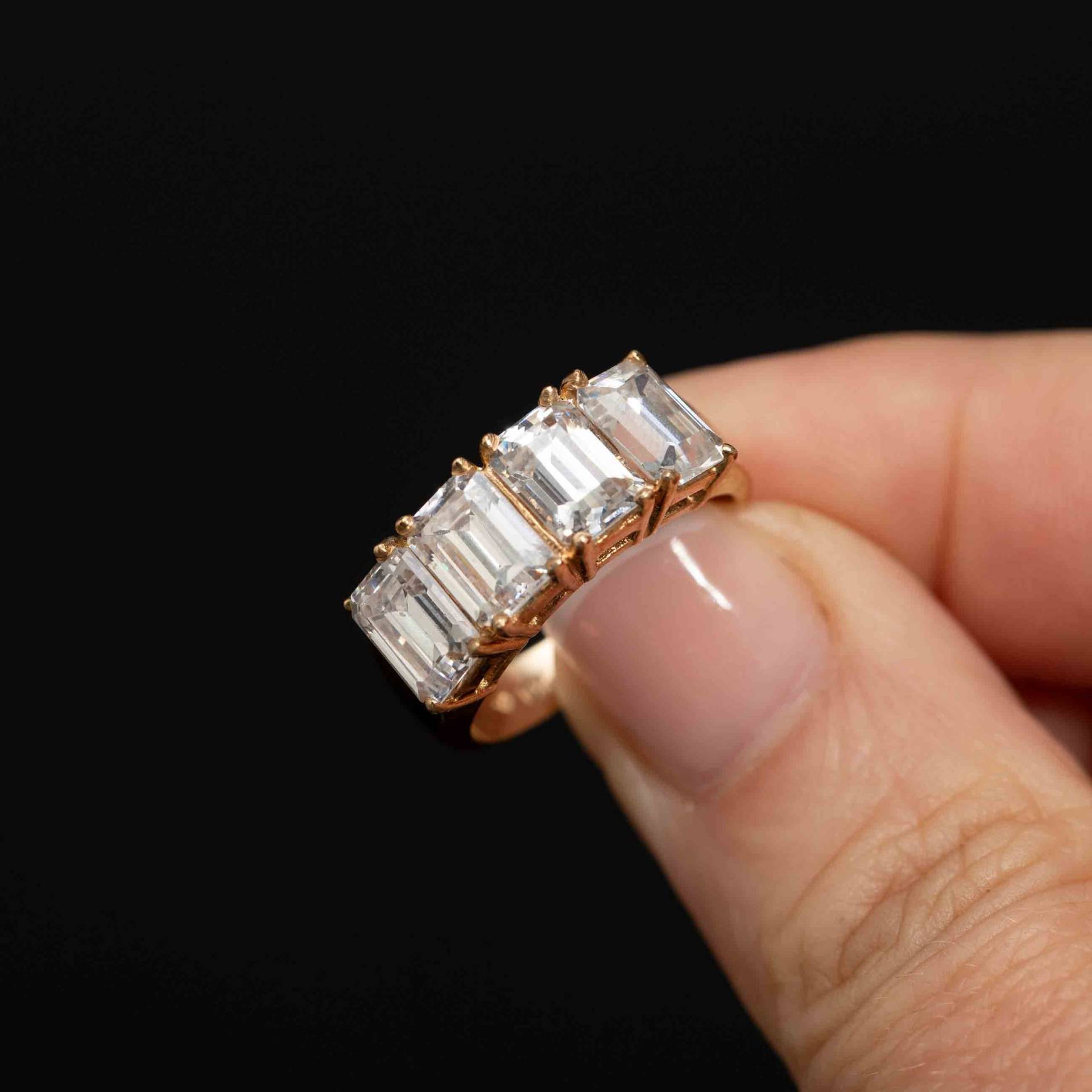 10K Goldring Mit 4 Stein Emerald Cut Cubic Zirconia Diamanten in Einer Krappenfassung von MyRubyTuesday