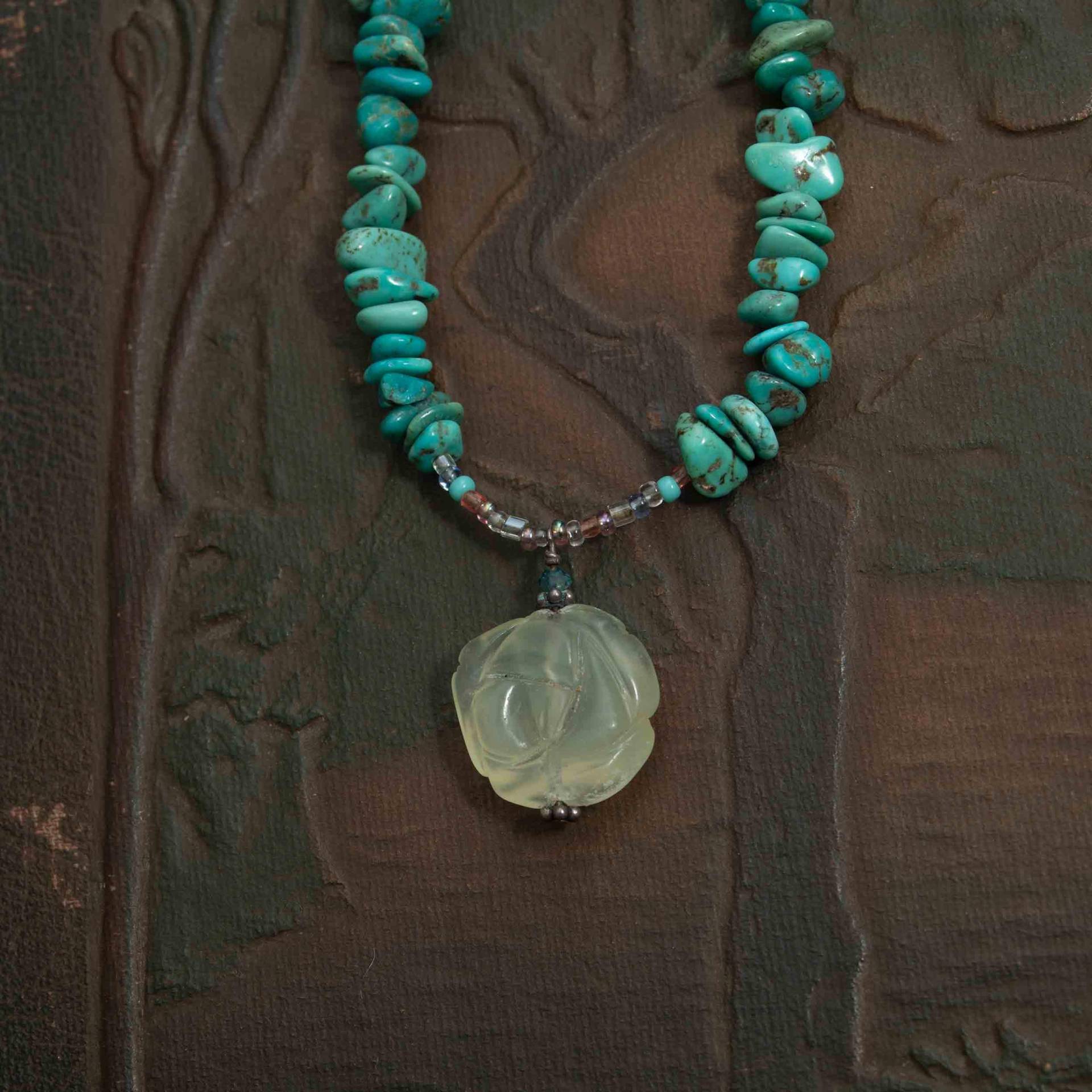 45 cm Lange Türkis-Chunk-Halskette Mit Geschnitzter Rose Und Blumenanhänger Im Boho-stil von MyRubyTuesday