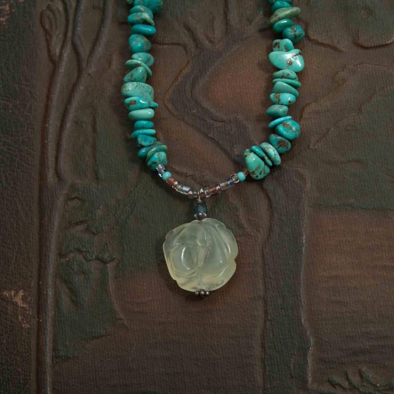 45 cm Lange Türkis-Chunk-Halskette Mit Geschnitzter Rose Und Blumenanhänger Im Boho-stil von MyRubyTuesday