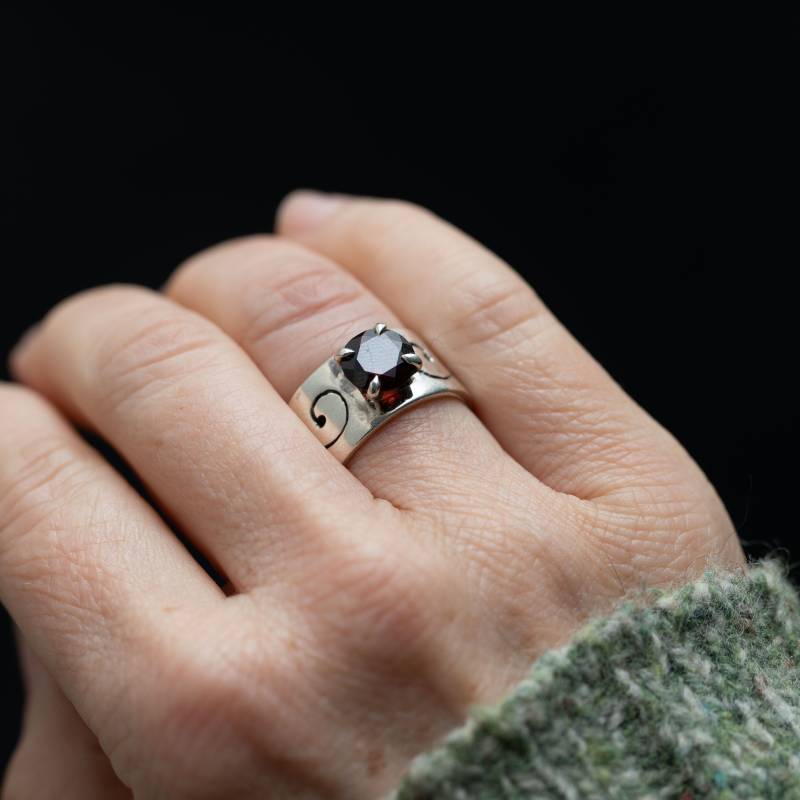 Handgefertigter Dicker Silberring Mit Granat Im Rundschliff von MyRubyTuesday