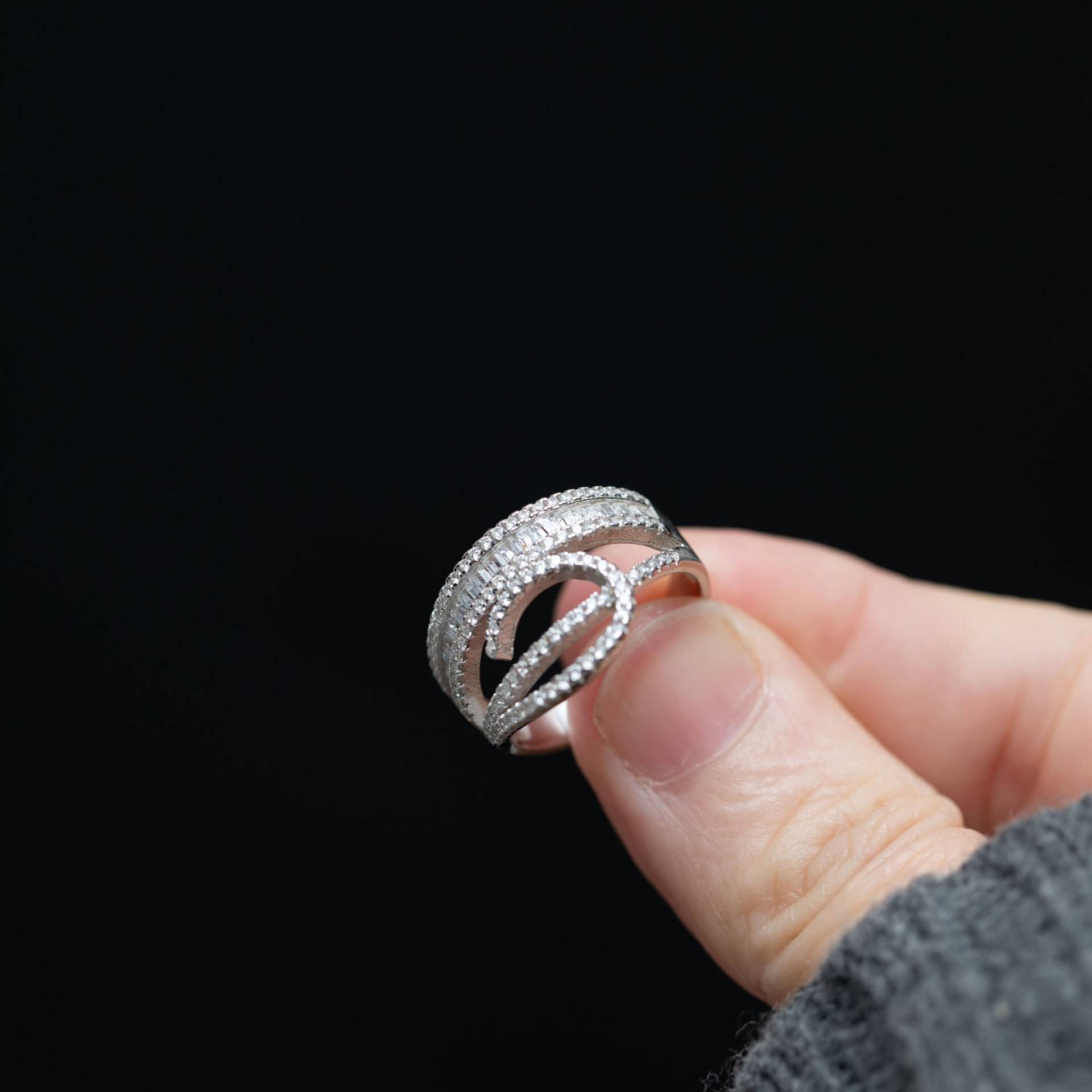 Handgefertigter Silberring Mit Swarovski Element Baguette Und Swirl Eternity Band von MyRubyTuesday