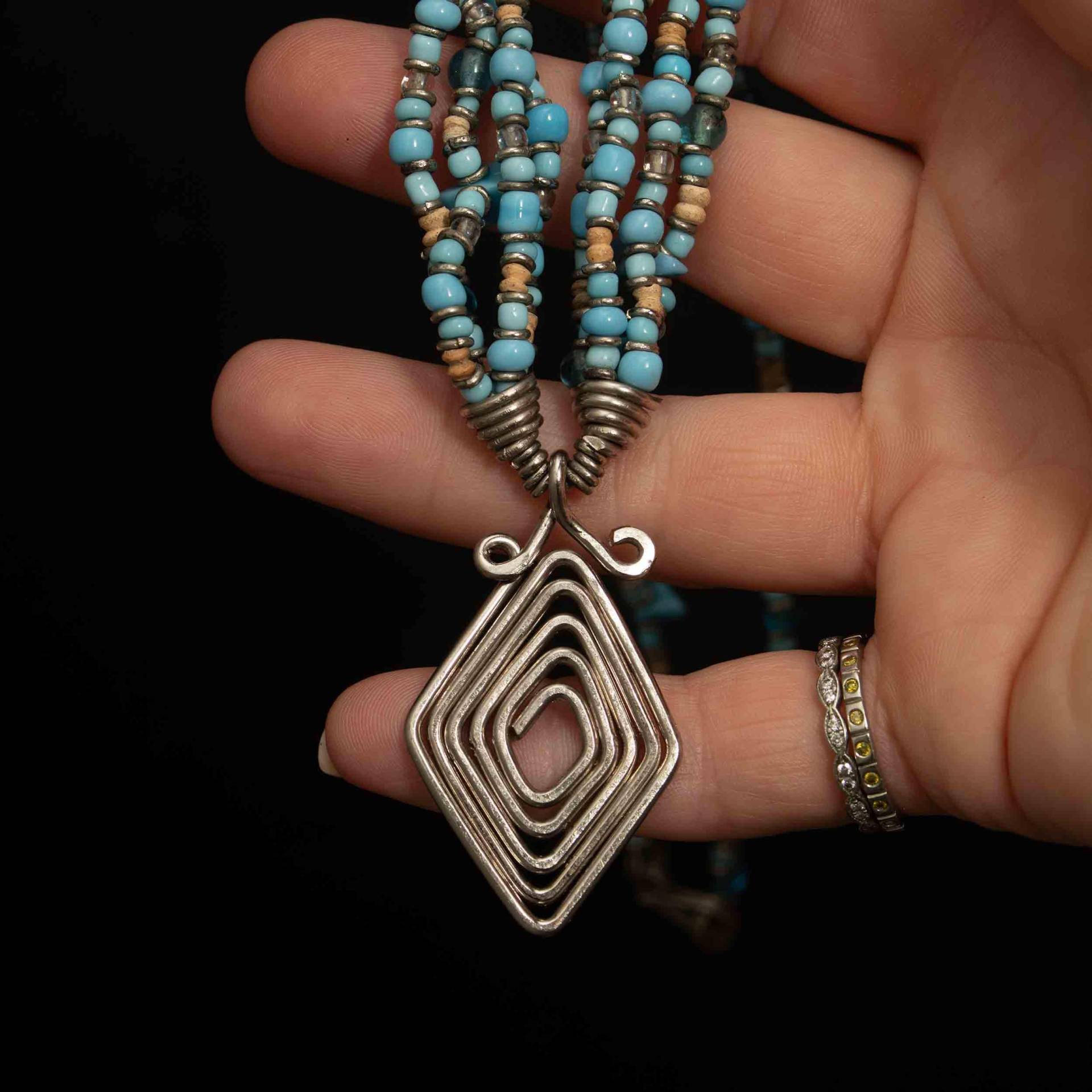 Türkisfarbene Perlenkette Mit Silberdraht Charm Anhänger Und 3 Strängen - 45 cm von MyRubyTuesday