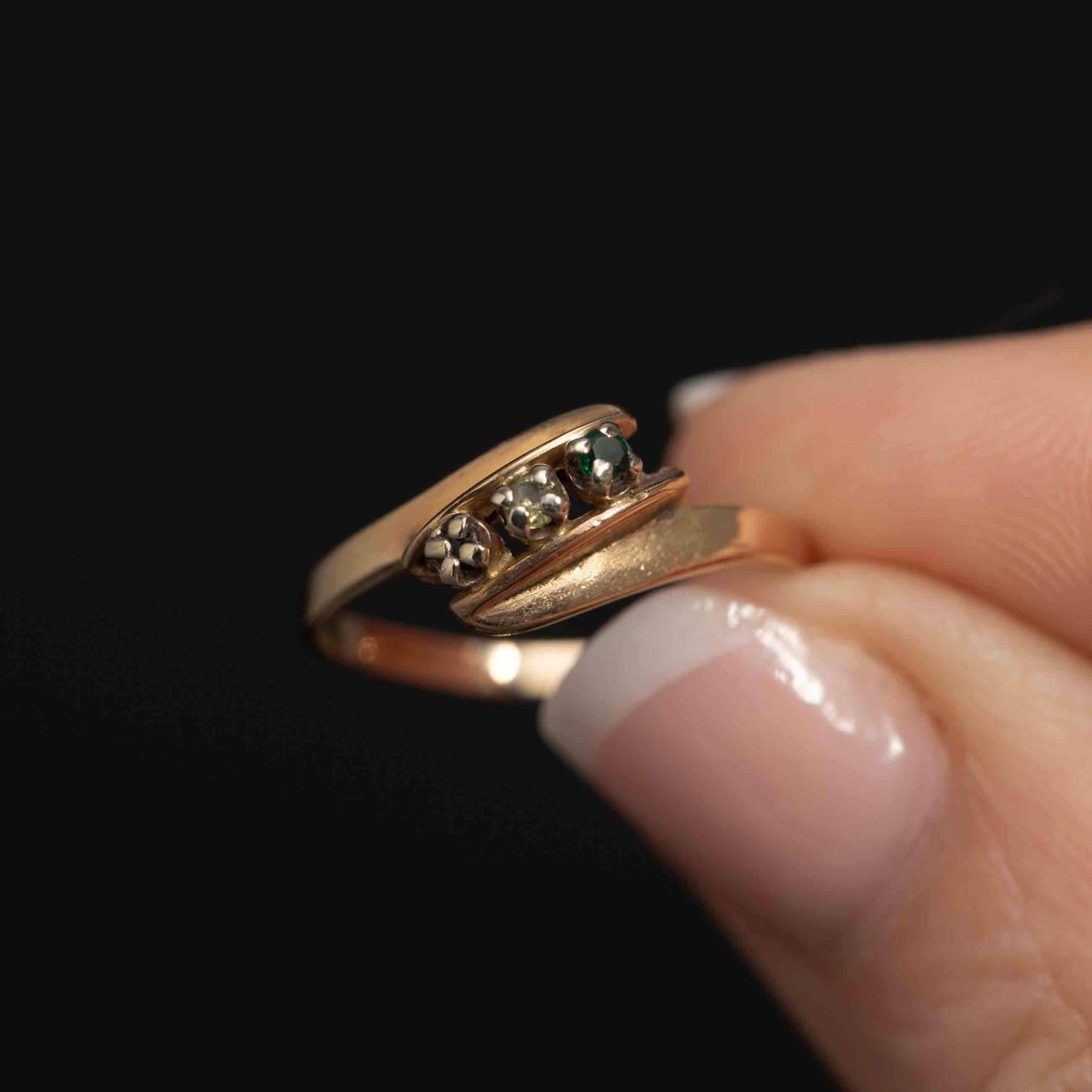 Vintage 14K Gold Familienring Mit Diamant, Smaragd Und Saphir in Einer Überbrückungsfassung von MyRubyTuesday