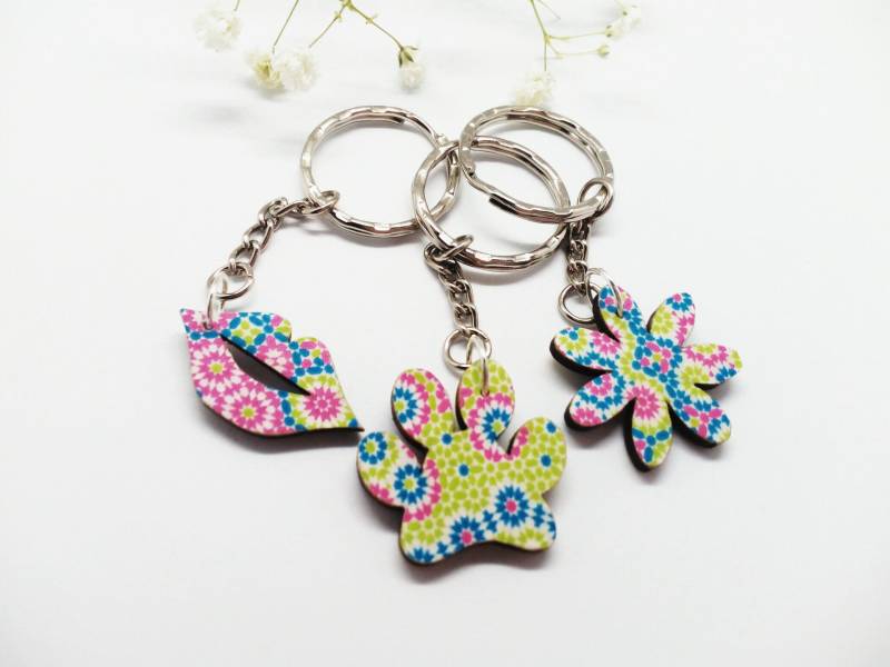 Decoupage Holz Schlüsselanhänger Girly Pfotenabdruck, Blumen, Lippen Schlüsselring von MySassyDecoupage