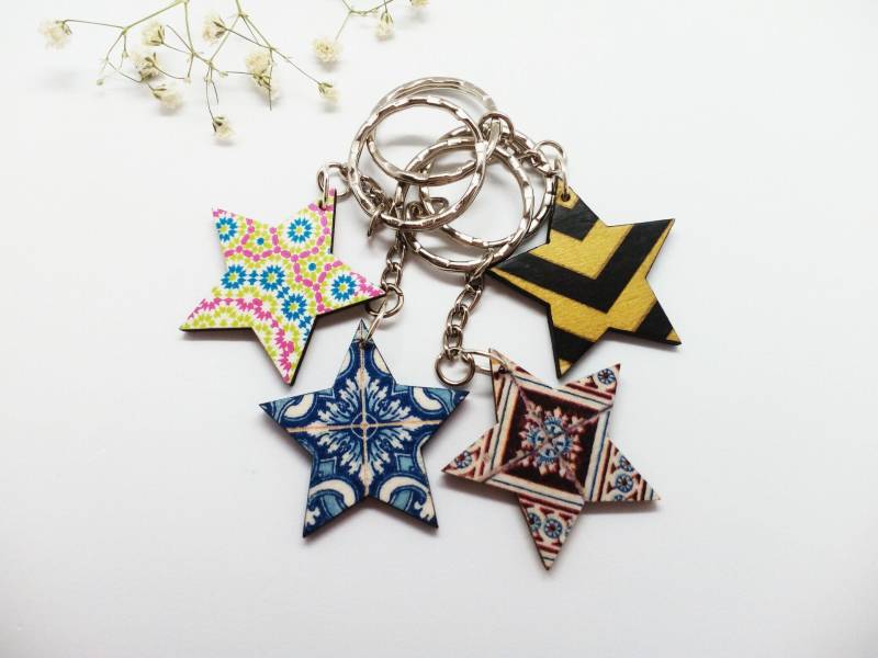 Decoupage Stern Schlüsselanhänger Handgefertigtes Taschenaccessoire Aus Holz von MySassyDecoupage