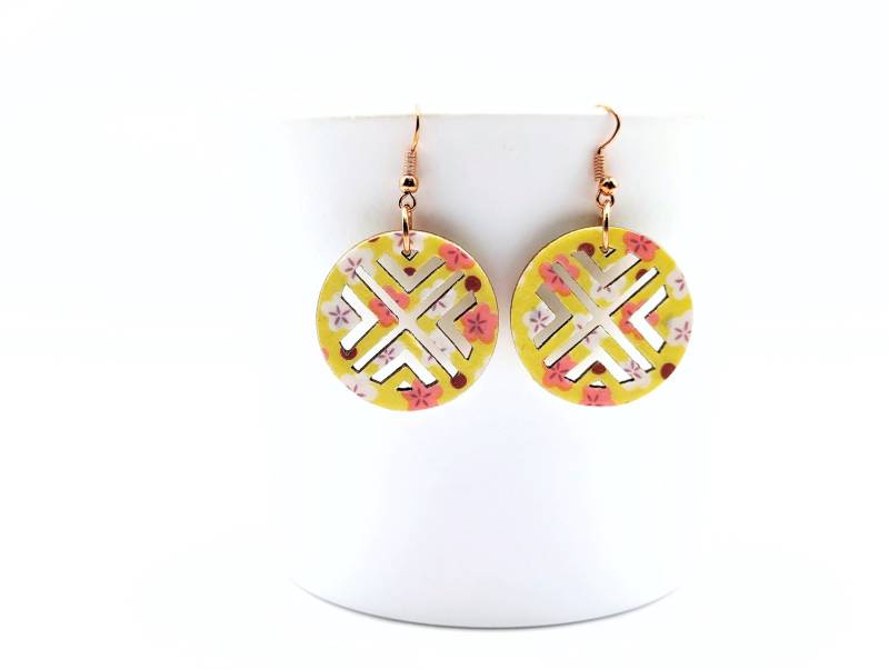 Handgemachte Runde Blumenohrringe - Lebendige Gelbe Schickes Und Schrilles Geschenk Für Sie Einzigartiges Design von MySassyDecoupage