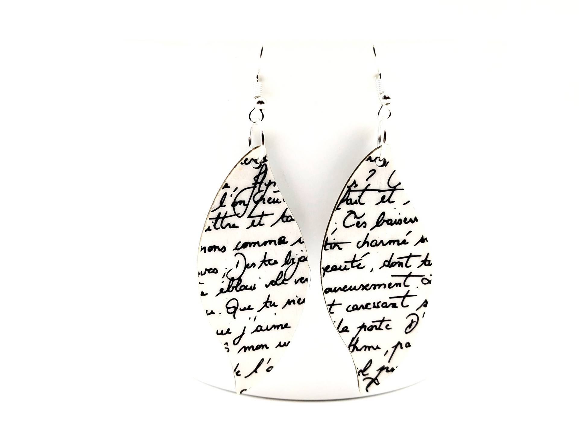 Witzige Handgefertigte Holzohrringe in Decoupage Form - Einzigartige Schwarz Weißer Holzschmuck Mit Text Monochrome Handgemachte Ohrringe Geschenk von MySassyDecoupage