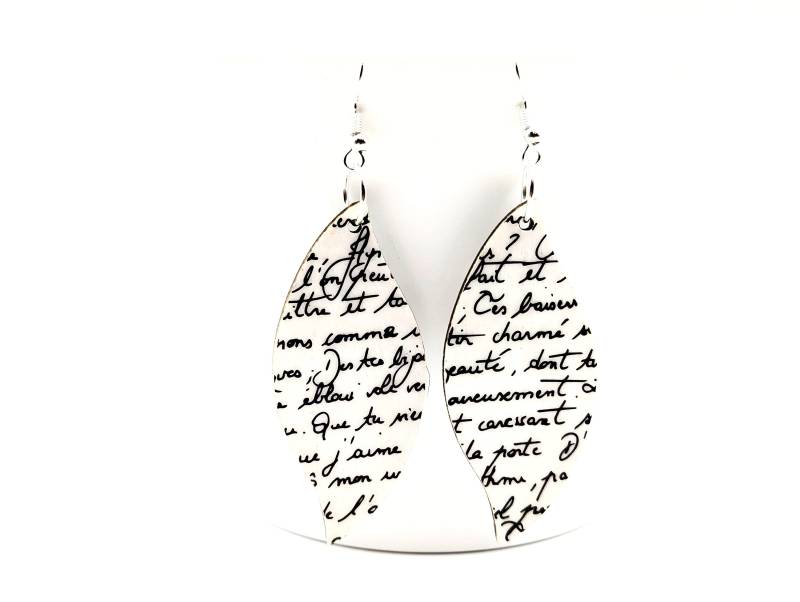 Witzige Handgefertigte Holzohrringe in Decoupage Form - Einzigartige Schwarz Weißer Holzschmuck Mit Text Monochrome Handgemachte Ohrringe Geschenk von MySassyDecoupage